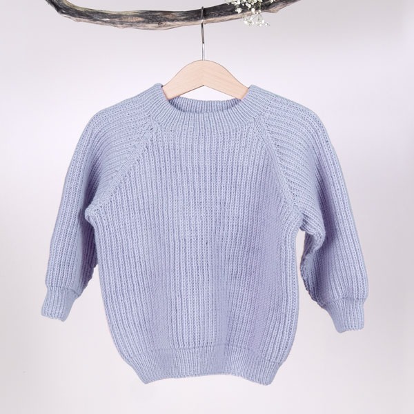 Stickad tröja Noah - garnpaket i Bluum Soft Merino Ull