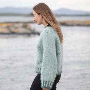 Stickad tröja Strå till dam - garnpaket från Bluum i Fnugg