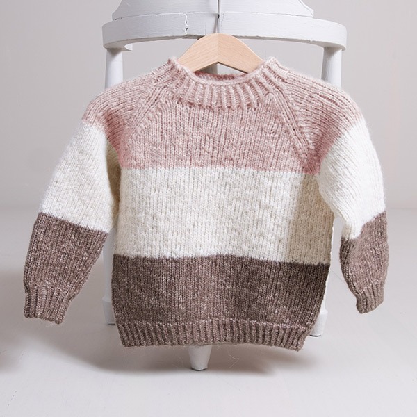 Stickad tröja Vårränder - garnpaket från Bluum i Fluffy