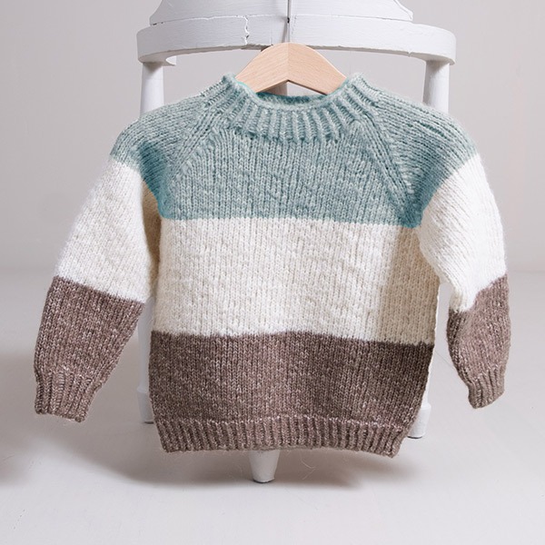 Stickad tröja Vårränder - garnpaket från Bluum i Fluffy