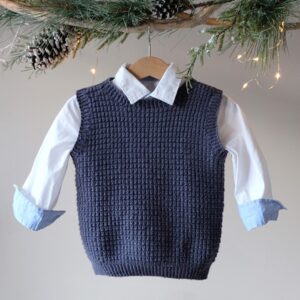 Stickad väst Hugo - garnpaket i Bluum Soft Merino Ull