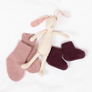 Stickat set Bebisset Trille G1- garnpaket i Bluum Pure Eco Baby Wool