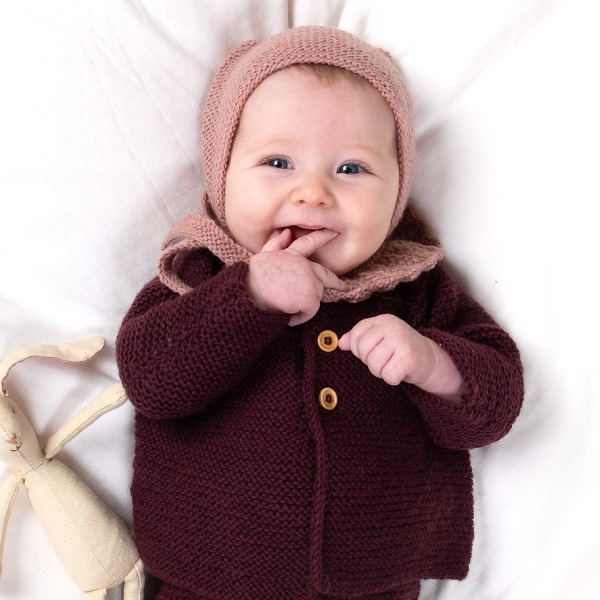 Stickat set Bebisset Trille J2- garnpaket i Bluum Pure Eco Baby Wool