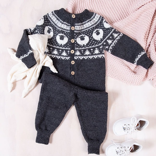 Stickad overall Lammet - garnpaket i Bluum Pure Eco Baby Wool
