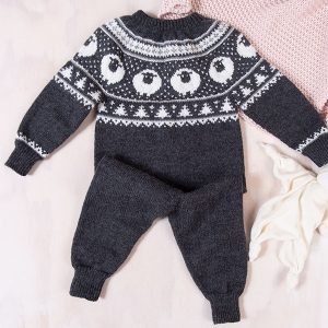 Stickad overall Lammet - garnpaket i Bluum Pure Eco Baby Wool