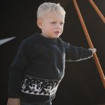 Stickad tröja Fiskebåt i gråfärger - garnpaket i Bluum Pure Eco Baby Wool