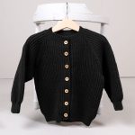 Stickad kofta Noah Svart - garnpaket i Bluum Soft Merino Ull