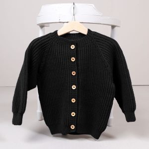 Stickad kofta Noah Svart - garnpaket i Bluum Soft Merino Ull