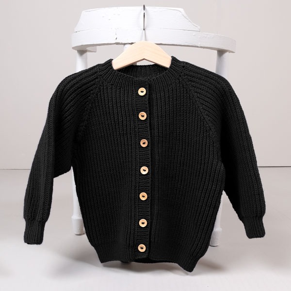 Stickad kofta Noah Svart - garnpaket i Bluum Soft Merino Ull