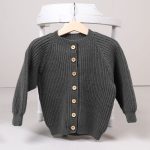 Stickad kofta Noah Grå melerad - garnpaket i Bluum Soft Merino Ull