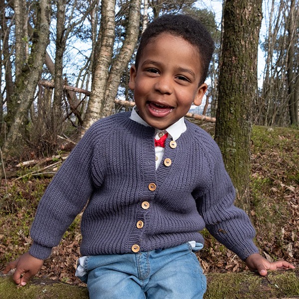 Stickad kofta Noah Svart - garnpaket i Bluum Soft Merino Ull