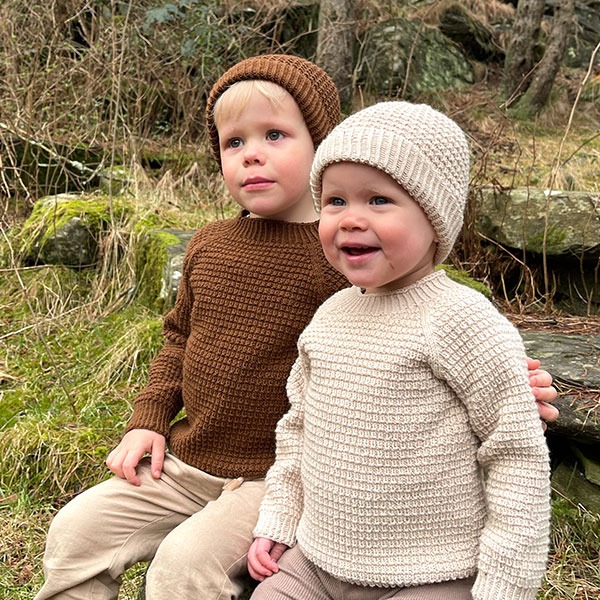 Stickad tröja Hugo med mössa Latte - garnpaket i Bluum Soft Merino Ull