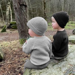 Stickad tröja Hugo med mössa Ljung - garnpaket i Bluum Soft Merino Ull