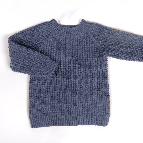 Stickad tröja Hugo med mössa Ljus denim - garnpaket i Bluum Soft Merino Ull