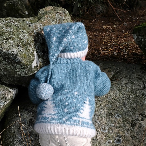 Stickad tröja Kälke m/lång luva - garnpaket från Bluum i Fluffy