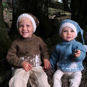 Stickad tröja Kälke m/lång luva - garnpaket från Bluum i Fluffy