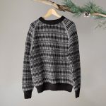 Stickad tröja Lärka till dam i Koksgrå - garnpaket i Bluum Pure Eco Baby Wool