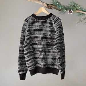 Stickad tröja Lärka till dam i Koksgrå - garnpaket i Bluum Pure Eco Baby Wool