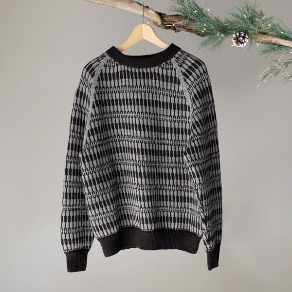 Stickad tröja Lärka till dam i Koksgrå - garnpaket i Bluum Pure Eco Baby Wool