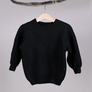 Stickad tröja Noah Svart - garnpaket i Bluum Soft Merino Ull