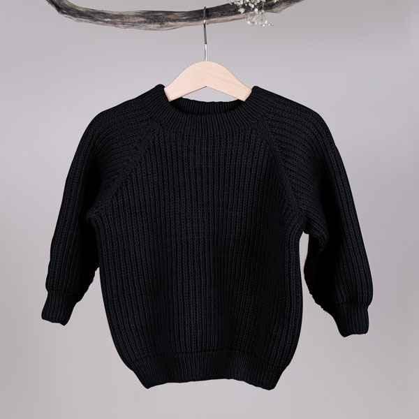 Stickad tröja Noah Svart - garnpaket i Bluum Soft Merino Ull