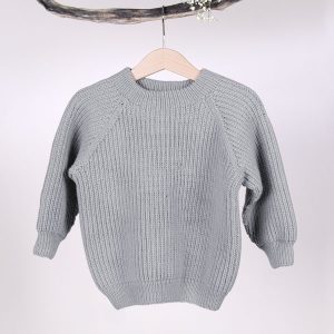 Stickad tröja Noah Ljus grå melerad - garnpaket i Bluum Soft Merino Ull