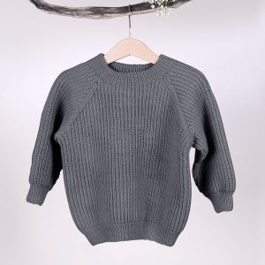 Stickad tröja Noah Grå melerad - garnpaket i Bluum Soft Merino Ull