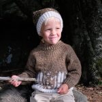 Stickad tröja Skidtur m/lång luva - garnpaket från Bluum i Fluffy