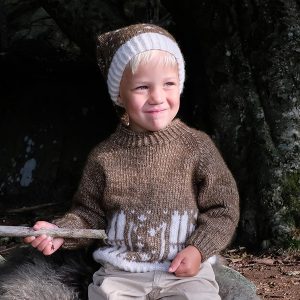 Stickad tröja Skidtur m/lång luva - garnpaket från Bluum i Fluffy