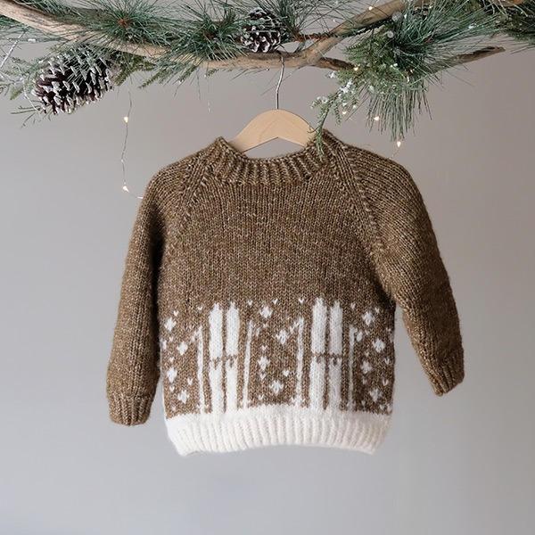 Stickad tröja Skidtur m/lång luva - garnpaket från Bluum i Fluffy