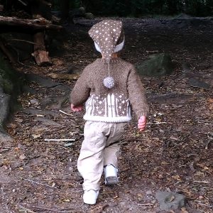 Stickad tröja Skidtur m/lång luva - garnpaket från Bluum i Fluffy