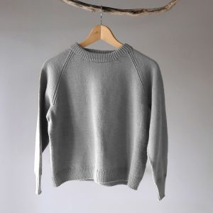 Stickad tröja Ultimat till dam Ljus grå melerd - garnpaket i Bluum Soft Merino Ull