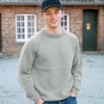 Stickad tröja Ultimat till män Ljus grå melerad - garnpaket i Bluum Soft Merino Ull