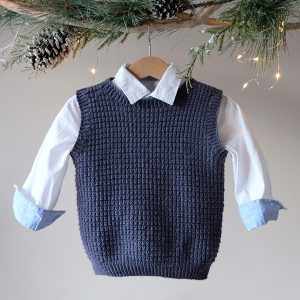 Stickad väst Hugo - garnpaket i Bluum Soft Merino Ull