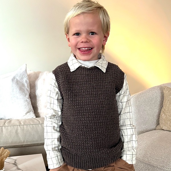 Stickad väst Hugo - garnpaket i Bluum Soft Merino Ull