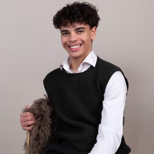 Stickad väst Robin till män Svart och grått - garnpaket i Bluum Soft Merino Ull