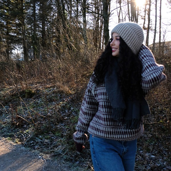 Stickad tröja Lärka till dam - garnpaket i Bluum Pure Eco Baby Wool