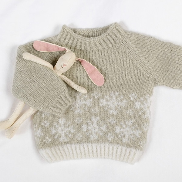 Stickad tröja Snö m/lång luva - garnpaket från Bluum i Fluffy