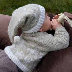 Stickad tröja Snö m/lång luva - garnpaket från Bluum i Fluffy