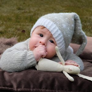 Stickad tröja Snö m/lång luva - garnpaket från Bluum i Fluffy