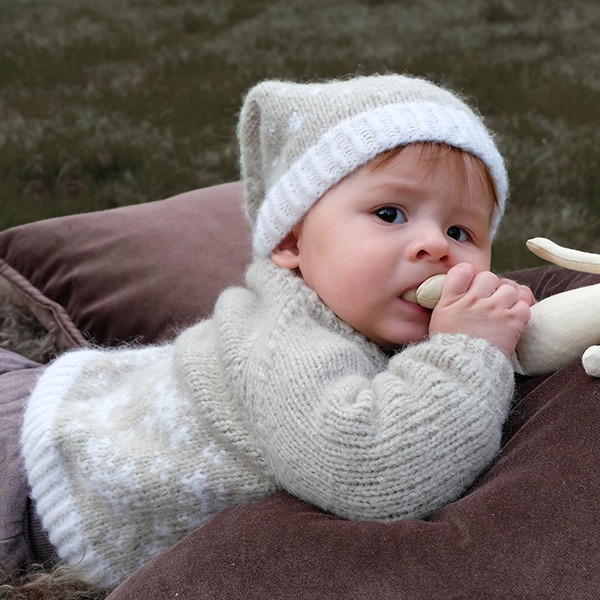 Stickad tröja Snö m/lång luva - garnpaket från Bluum i Fluffy