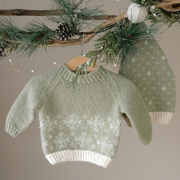 Strikkegenser-Sn-mlang-lue-ny.jpg Stickad tröja Snö m/lång luva - garnpaket från Bluum i Fluffy