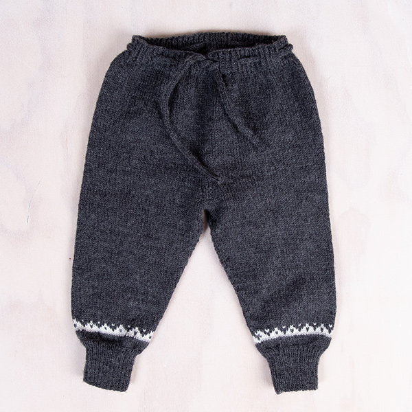 Stickat set Traktor kofta, byxs och luva i Koksgrå - garnpaket i Bluum Pure Eco Baby Wool