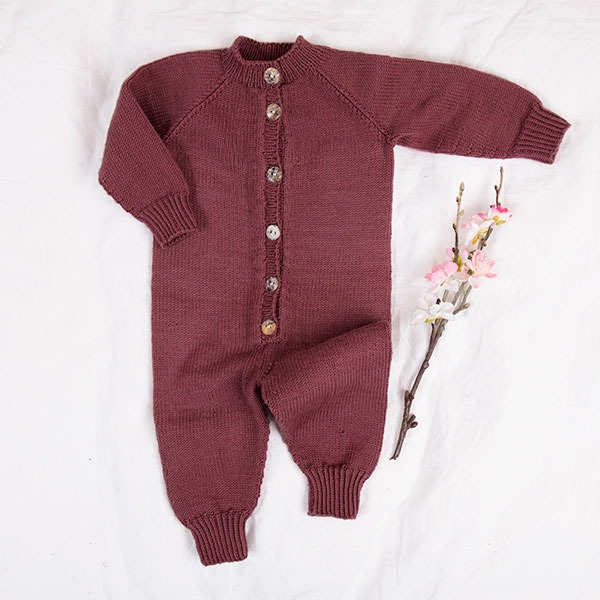 Stickad overall med raglan - garnpaket i Bluum Soft Merino Ull