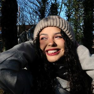 Stickad Mössa i ribb vuxen - garnpaket från Bluum i Møy