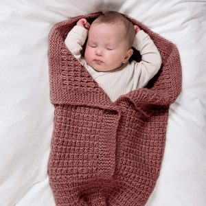 Stickad Myspåse Klara - garnpaket från Bluum i Møy alpacka och ull