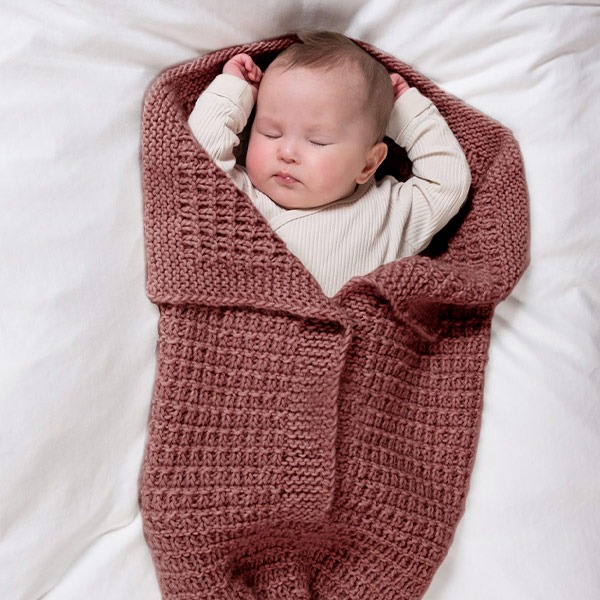 Stickad Myspåse Klara - garnpaket från Bluum i Møy alpacka och ull