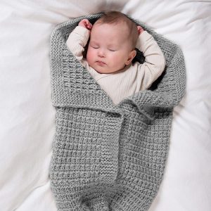 Stickad Myspåse Klara - garnpaket från Bluum i Møy alpacka och ull