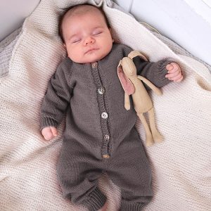 Stickad overall med raglan - garnpaket i Bluum Soft Merino Ull