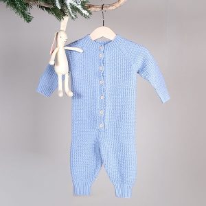 Stickad overall Hugo - garnpaket i Bluum Soft Merino Ull